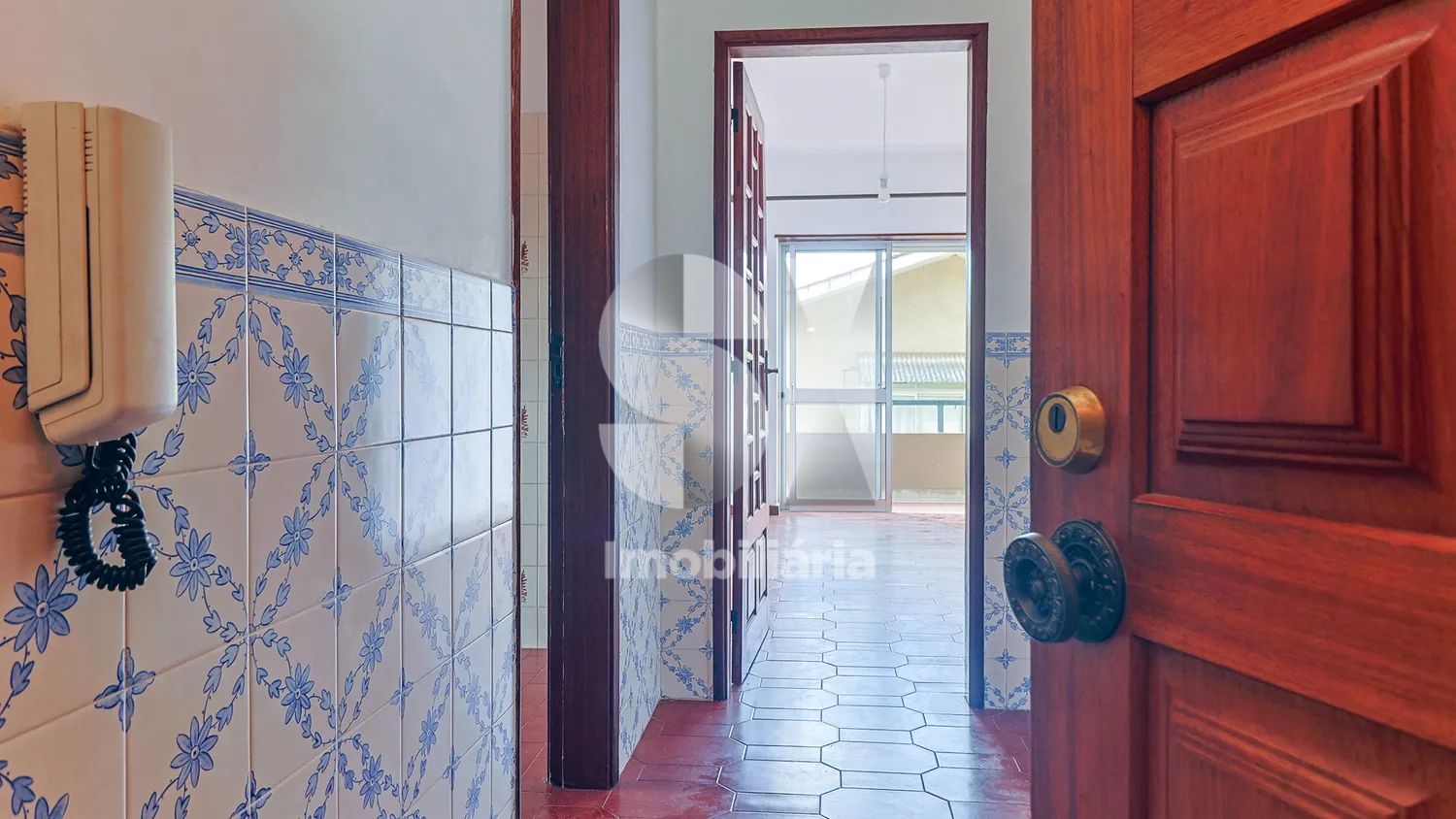 Apartamento T3 com sótão e garagem.