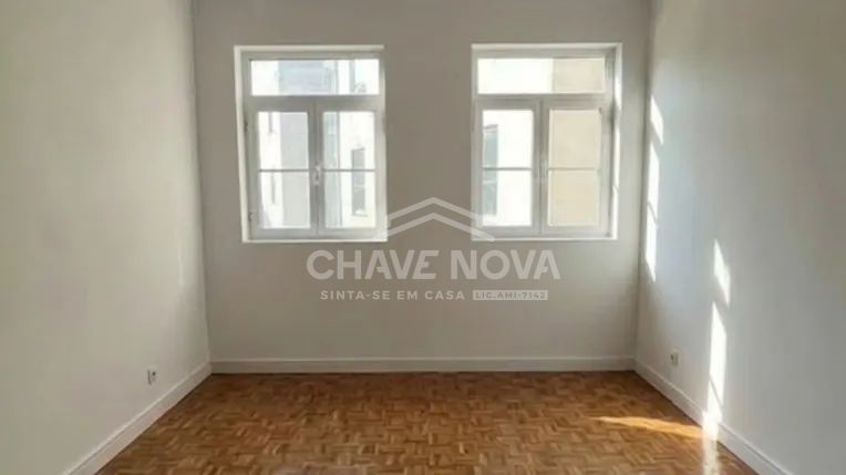 T2 Exclusivo na Praça Almeida Garrett – Frente à Estação de São Bento, Coração do Porto