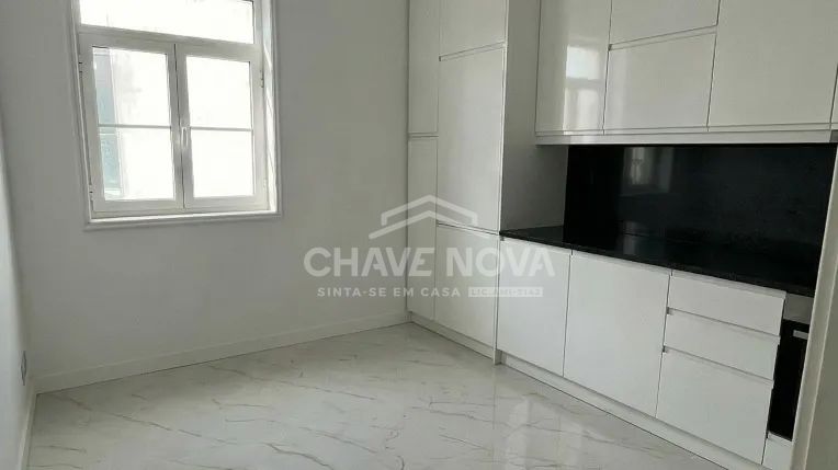 T2 Exclusivo na Praça Almeida Garrett – Frente à Estação de São Bento, Coração do Porto - 2