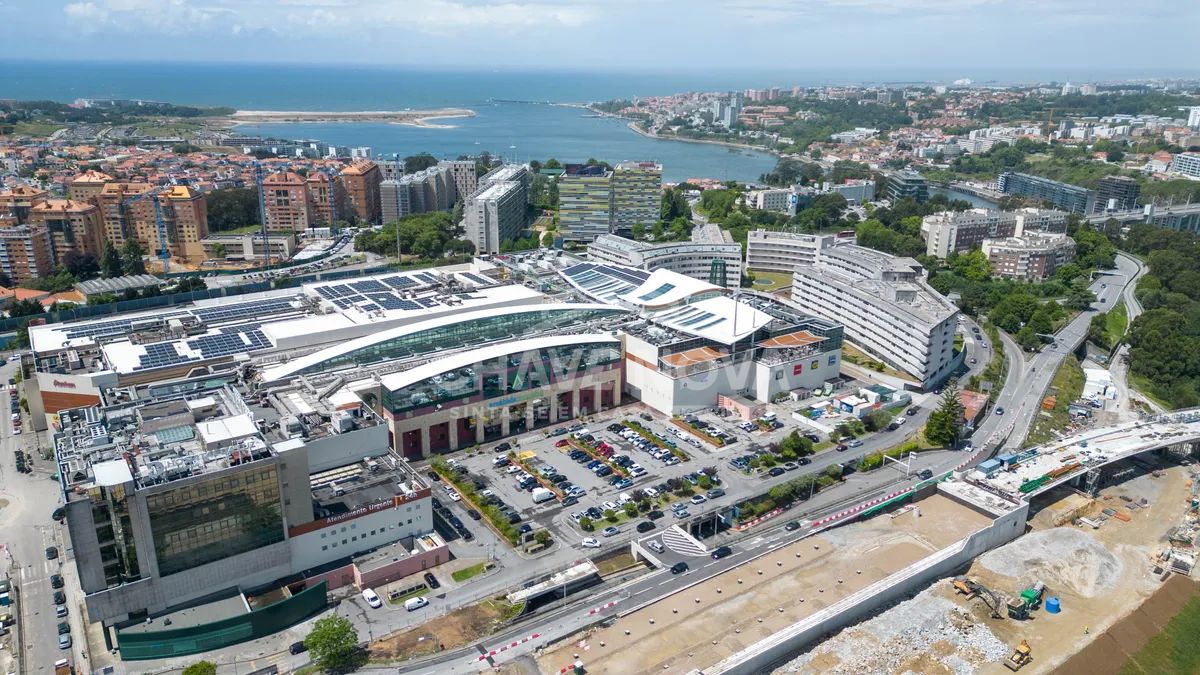 T3 no Arrábida Plaza com excelente exposição solar e 2 lugares de garagem