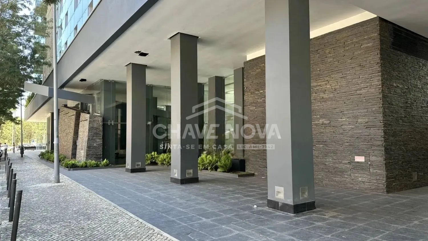 Lugar de estacionamento em condomínio privado com porteiro. - 2