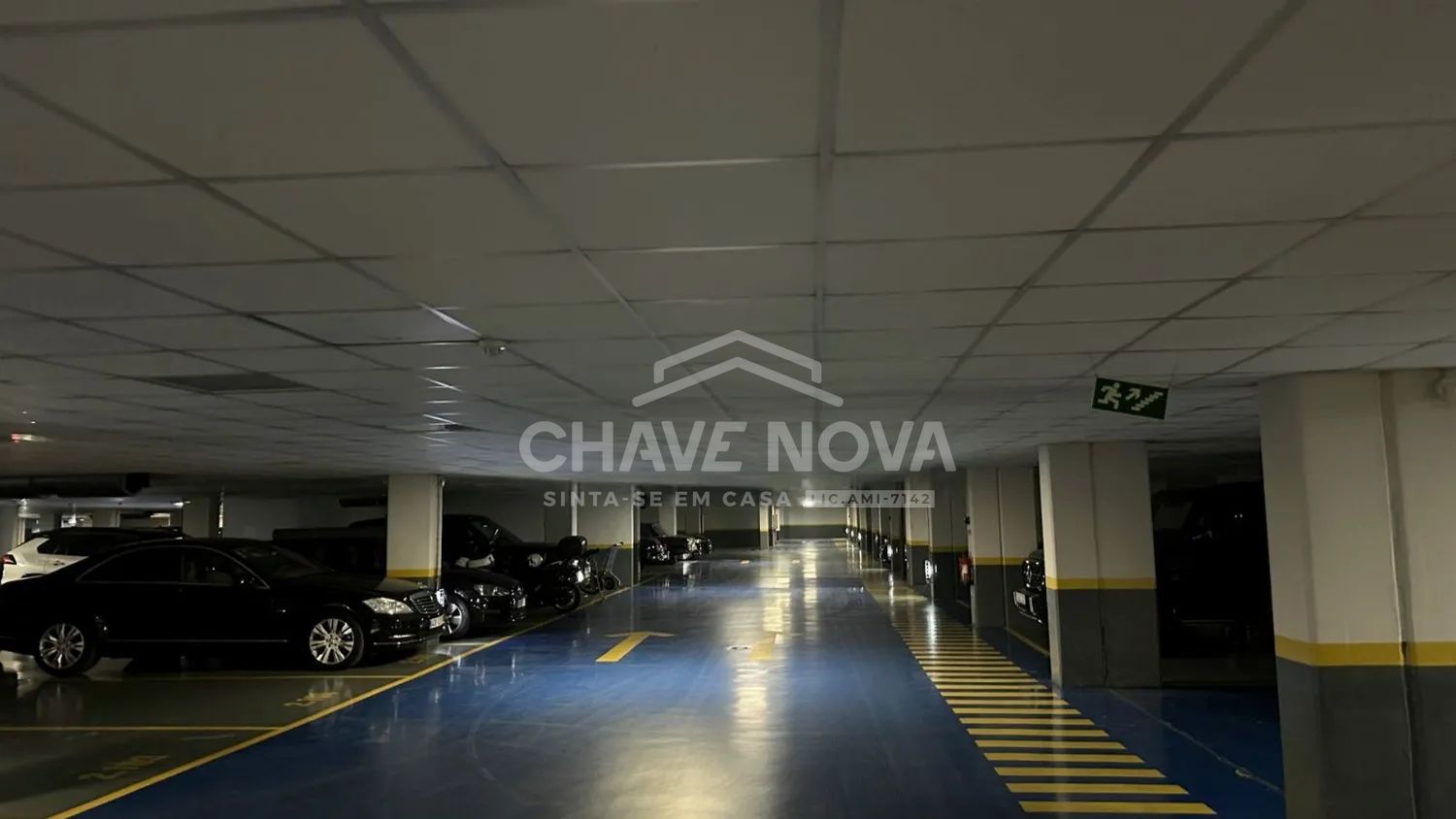 Lugar de estacionamento em condomínio privado com porteiro.