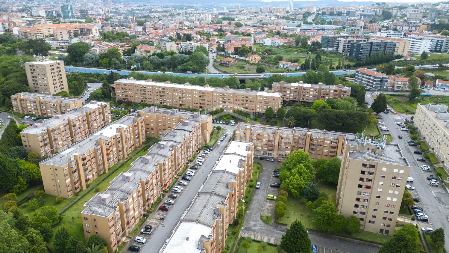 Apartamento T3 situado na zona de Coimbrões  - 2