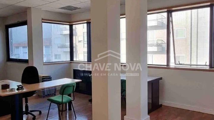 Escitório no centro da Maia
