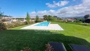 T1 em condomínio fechado com piscina junto á ponte do Infante