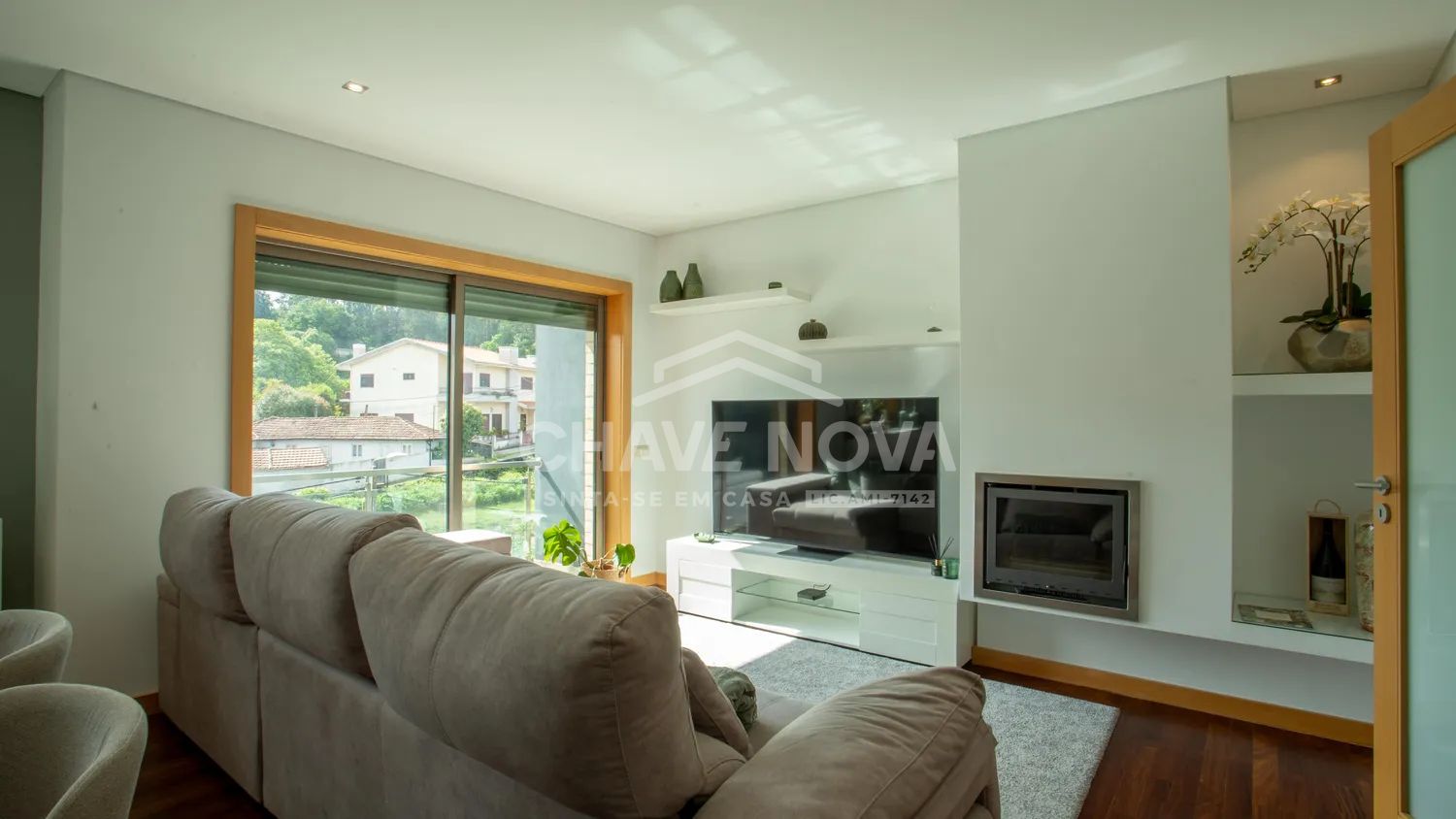 Apartamento T3 com 3 Frentes, Garagem e Arrumo - 2