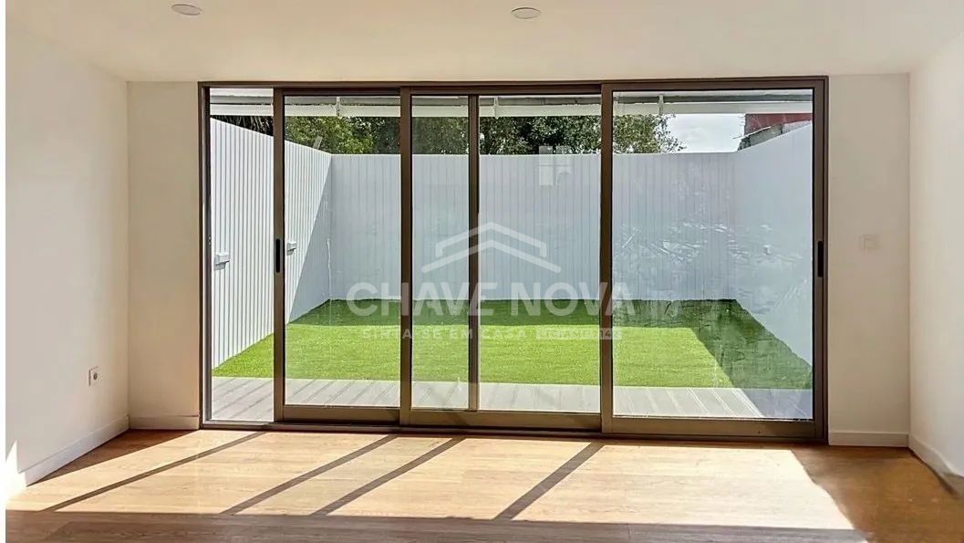 Encantadora Moradia T1+1 Renovada com Terraço no Coração de Mafamude