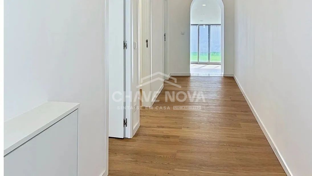 Encantadora Moradia T1+1 Renovada com Terraço no Coração de Mafamude - 3