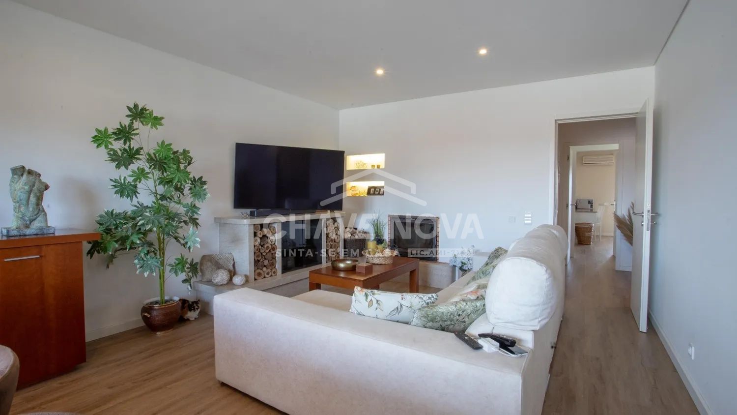 Apartamento T2 no 2º Piso com Elevador, Varandas, Garagem e Arrumos – Totalmente Renovado - 2