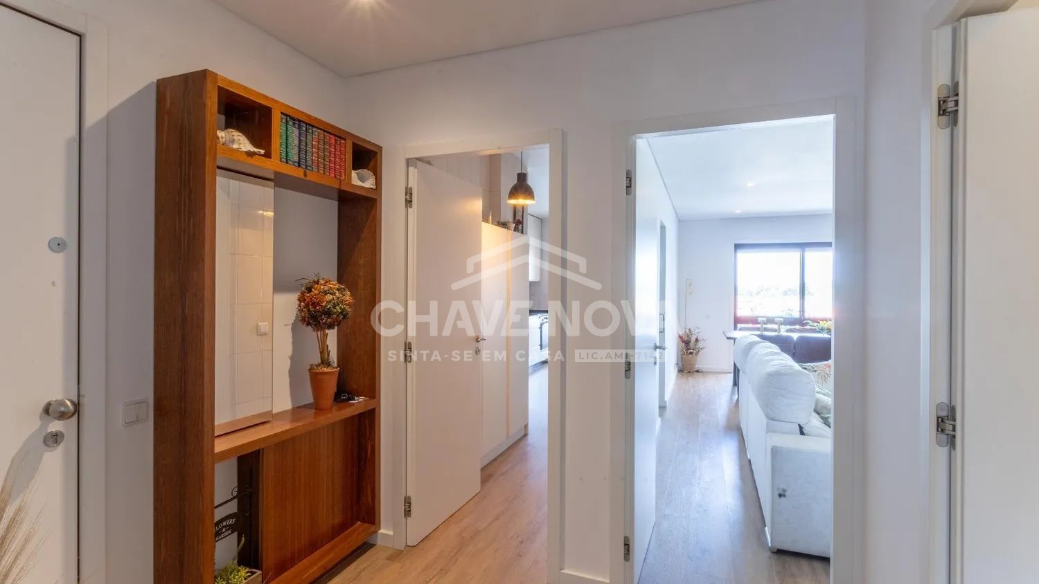 Apartamento T2 no 2º Piso com Elevador, Varandas, Garagem e Arrumos – Totalmente Renovado - 3