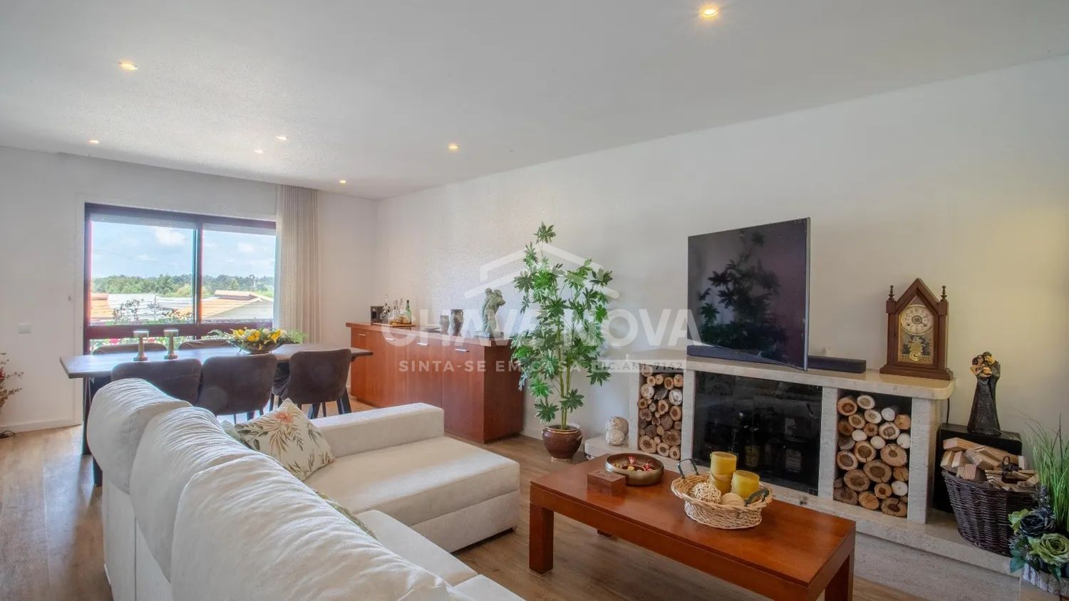 Apartamento T2 no 2º Piso com Elevador, Varandas, Garagem e Arrumos – Totalmente Renovado