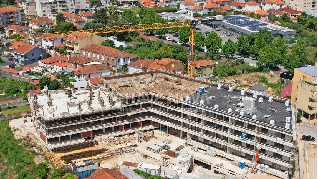 Apartamento T1 Novo Último Piso c/ Lugar de Garagem em Santa Marinha (Metro Linha Rubi)