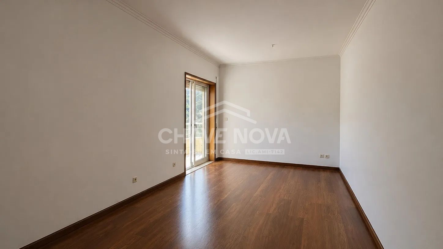 T2 com 3 varandas, garagem e vistas desafogadas em Oliveira do Douro