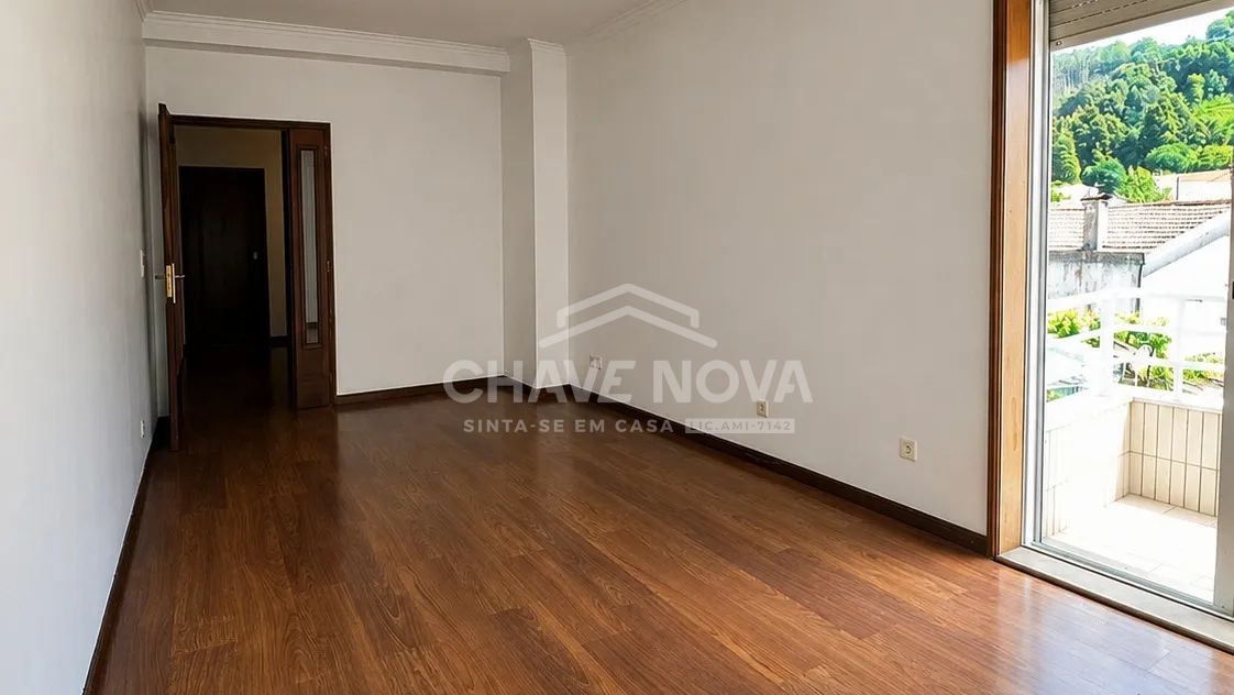 T2 com 3 varandas, garagem e vistas desafogadas em Oliveira do Douro - 2