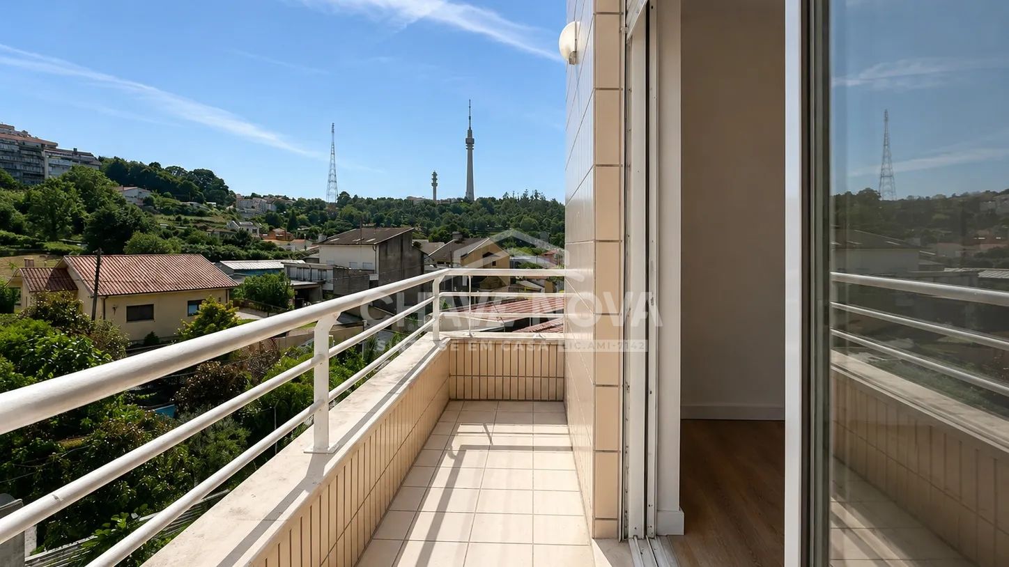 T2 em Oliveira do Douro c/ 3 varandas, garagem e vistas desafogadas 