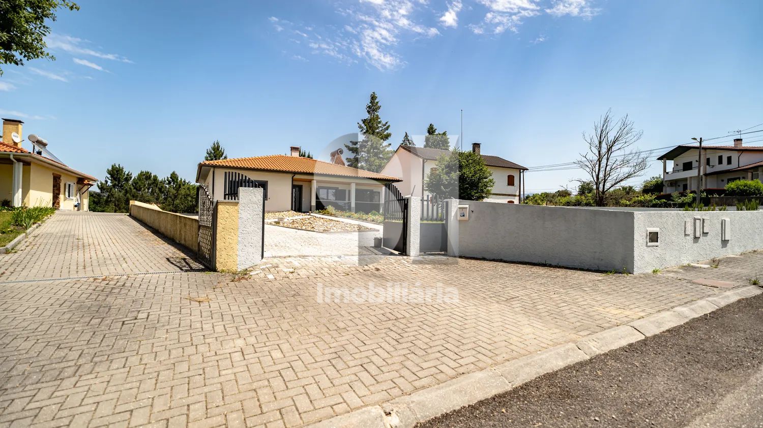 Vivenda térrea T3 isolada com jardim e terreno