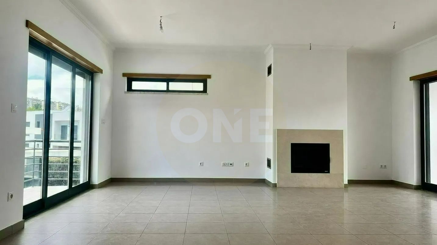 Venda de Moradia T5 renovada no Feijó, Almada - 3