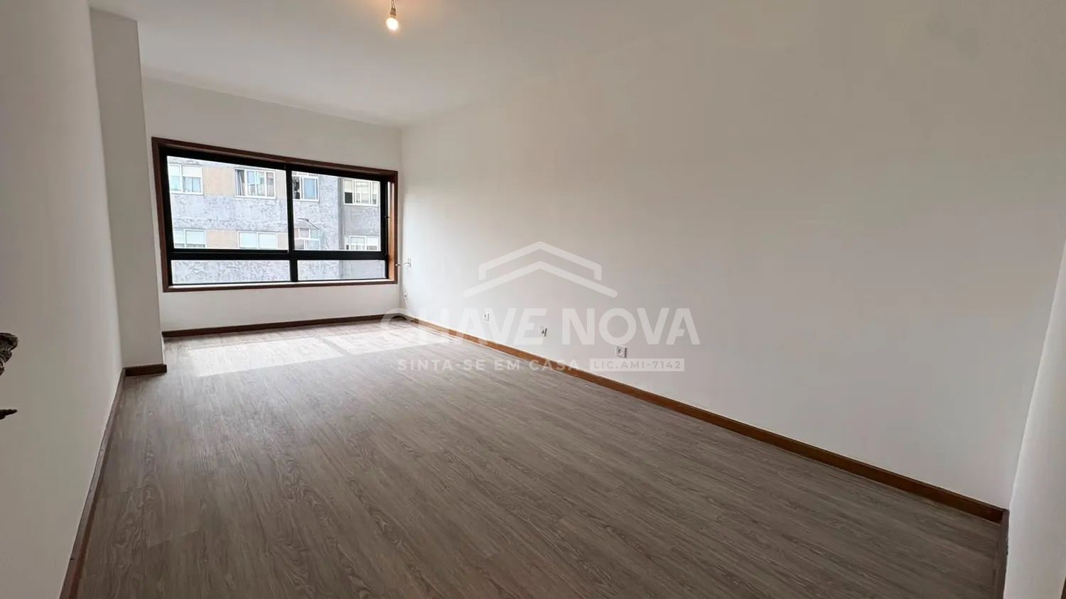 Apartamento T3 Renovado com 3 Frentes, Terraço e Garagem, junto à VL8 e futura Linha Rubi - 2
