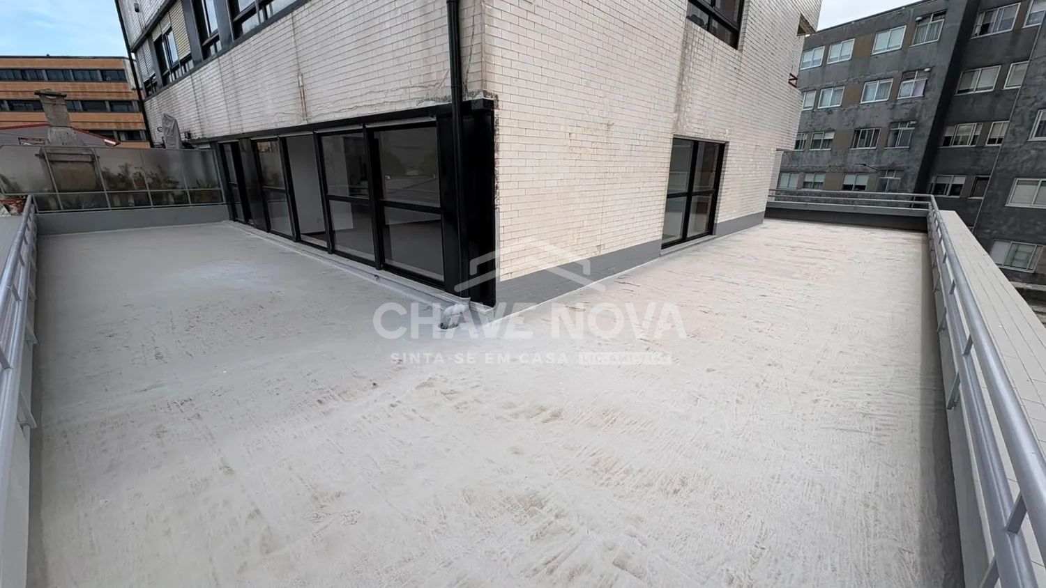 Apartamento T3 Renovado com 3 Frentes, Terraço e Garagem, junto à VL8 e futura Linha Rubi - 3