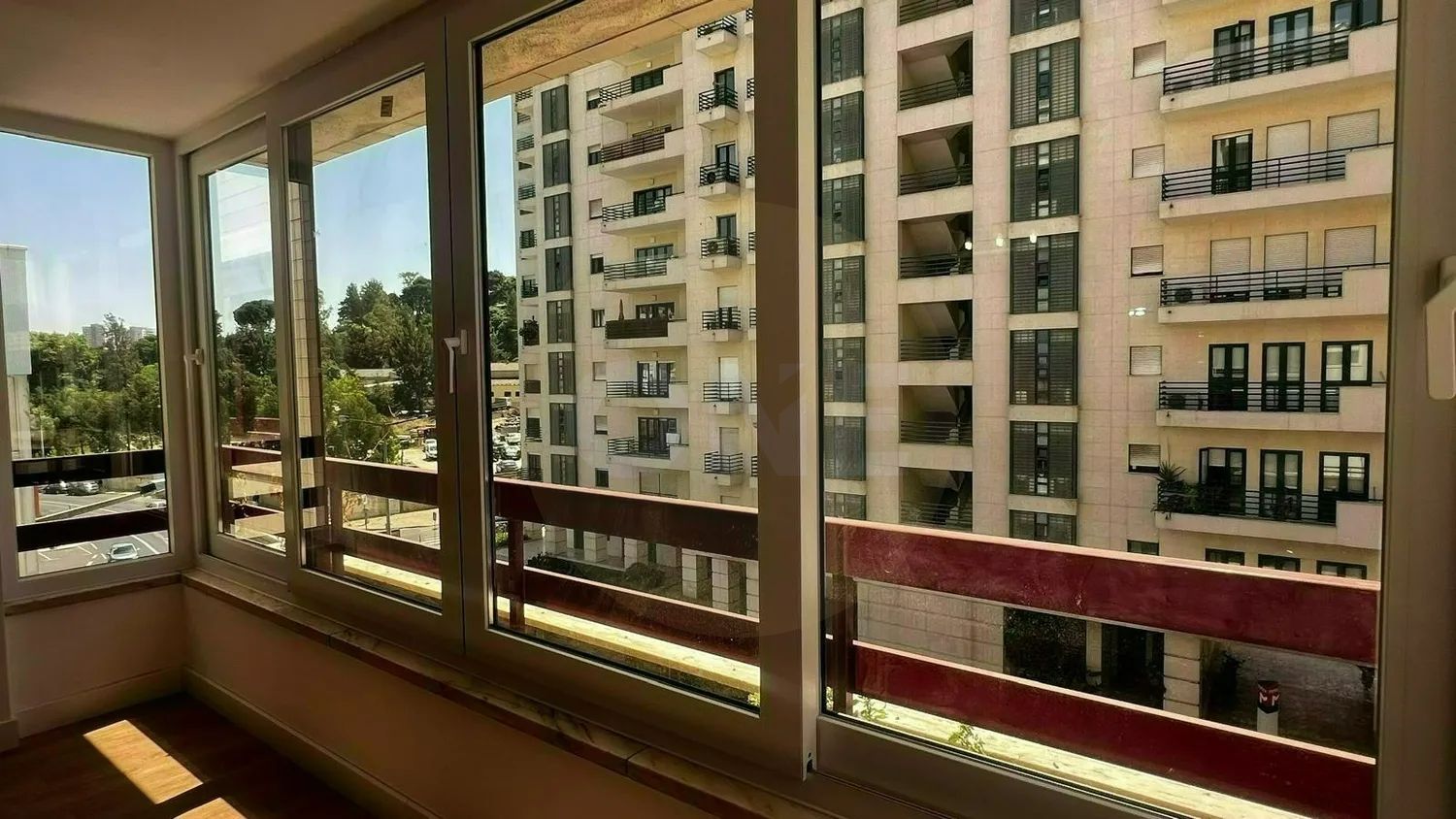 Renovated 3-bedroom apartment with garage and storage room in Lisbon.