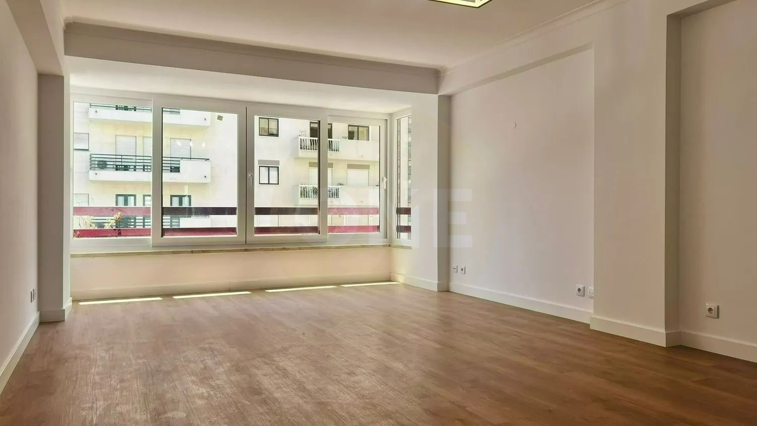 Renovated 3-bedroom apartment with garage and storage room in Lisbon. - 2