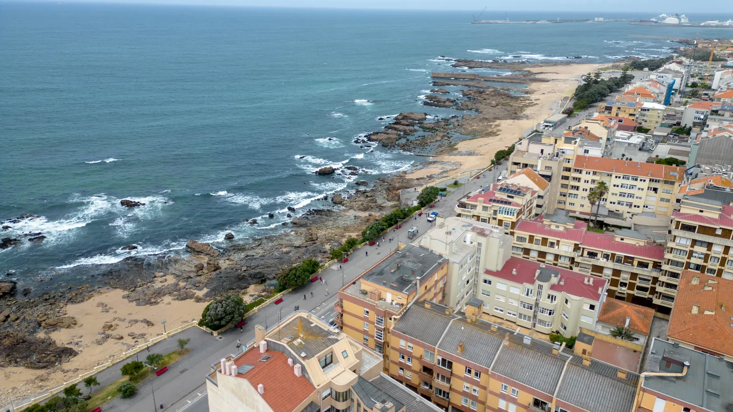 T4 com Vista Mar para arrendar na Avenida Brasil – Foz do Douro