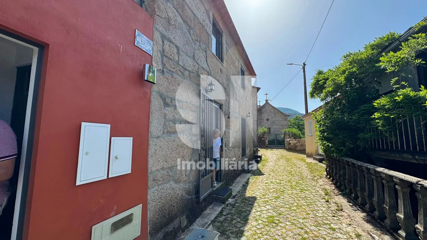 Moradia T2 em Pedra Totalmente Renovada com Terreno e Piscina
