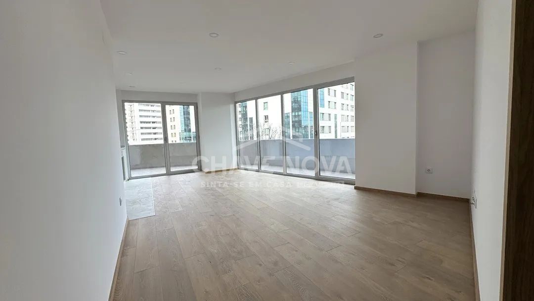 Arrendamento T1 c/lugar de garagem no Porto - 2