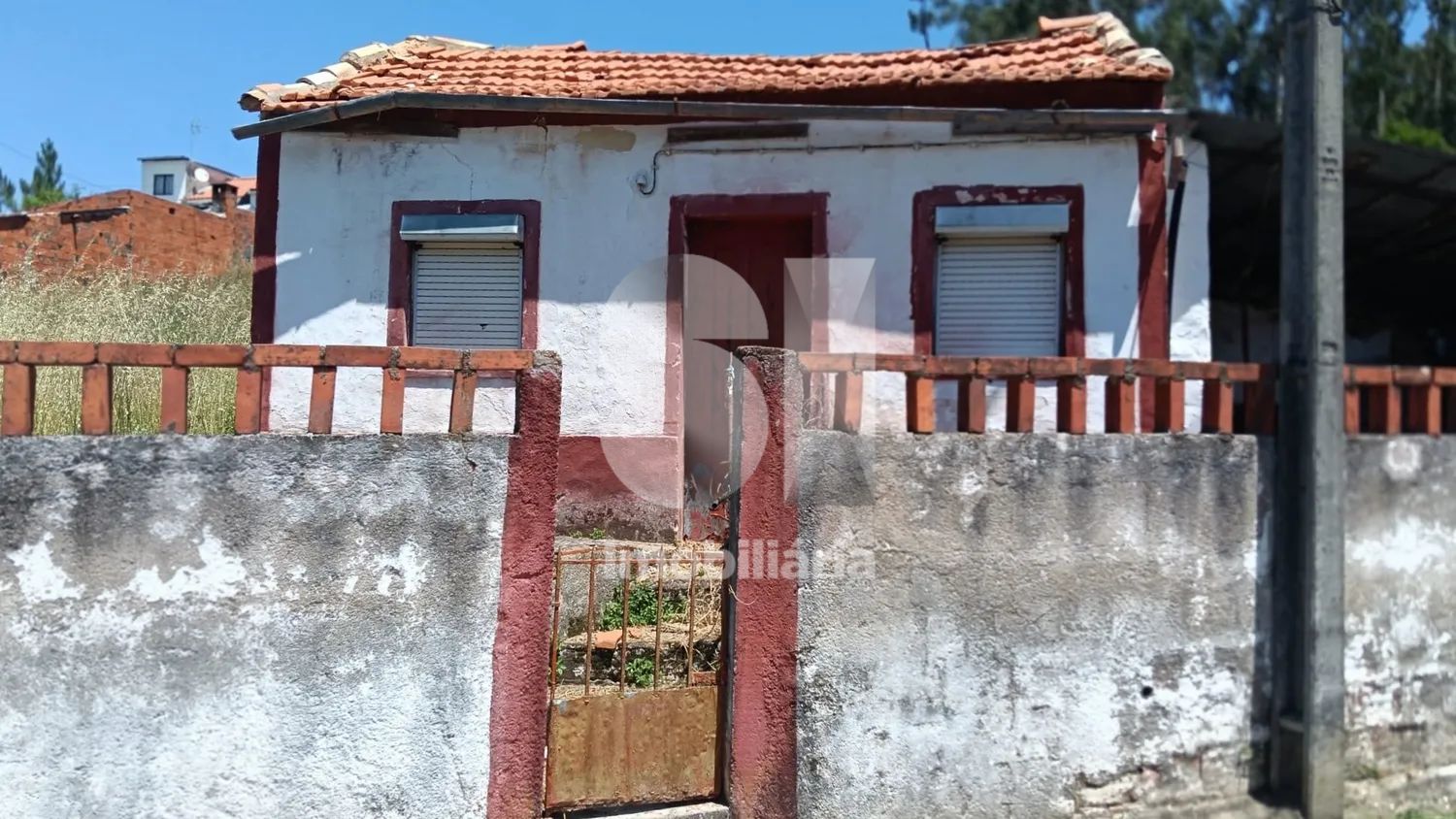 Casa com terreno para recuperar