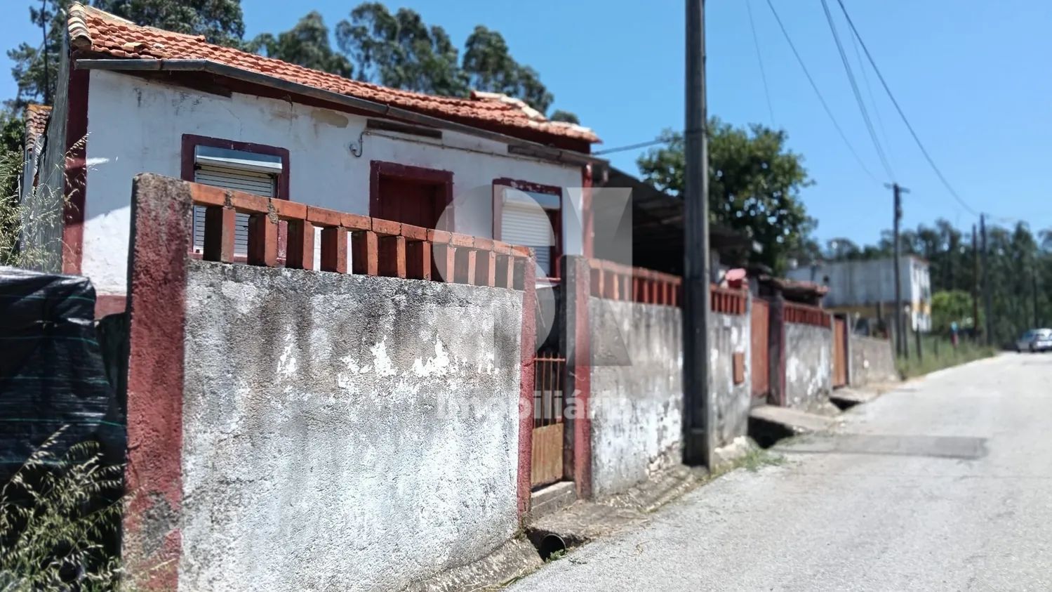 Casa com terreno para recuperar - 2