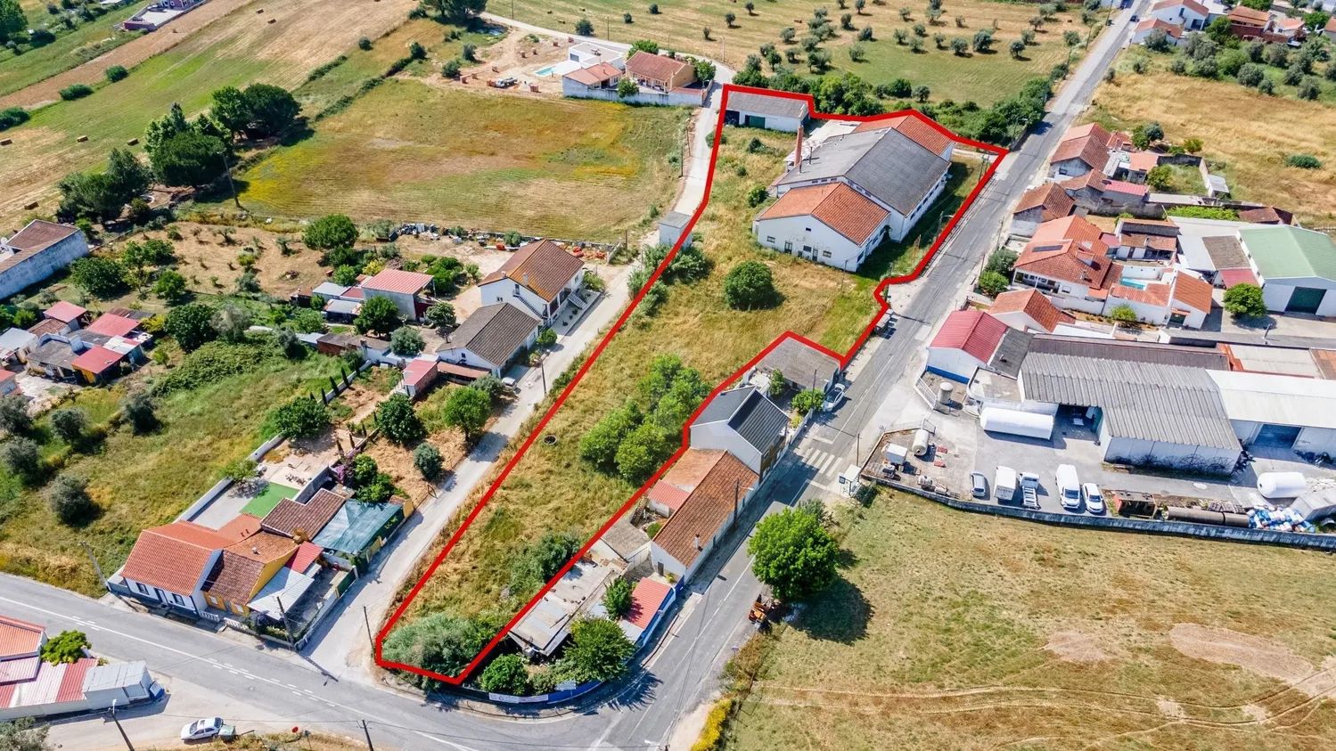 Warehouse with land area of ​​over 7,000 m² in Alcanhões, Santarém.