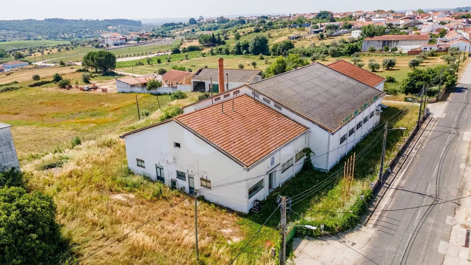 Warehouse with land area of ​​over 7,000 m² in Alcanhões, Santarém. - 2
