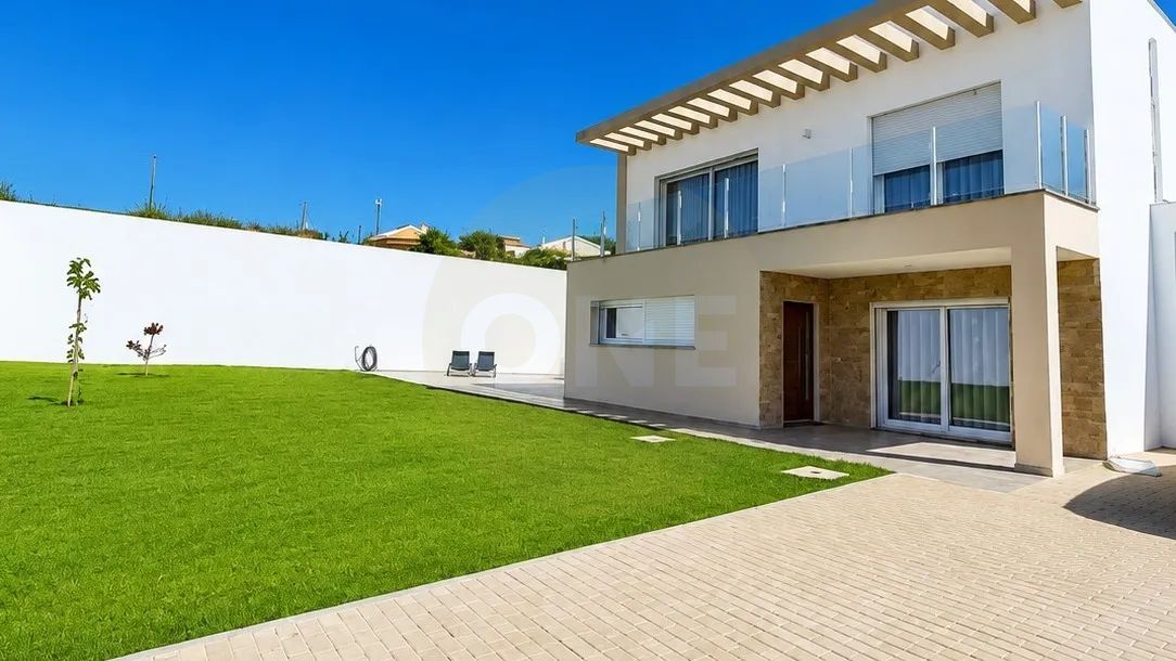 4 bedroom house with garage in Miragaia/Lourinhã