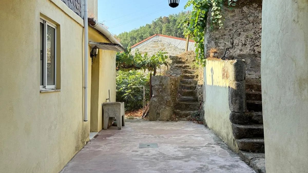 Moradia à  venda em Santo Adrião Armamar  - 2