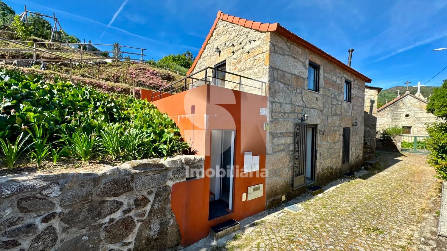Moradia T2 em Pedra Totalmente Renovada com Terreno e Piscina