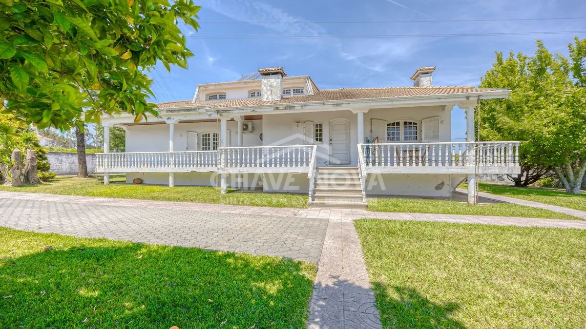 Moradia Isolada V5 c/ Jardim e Garagem em Canelas