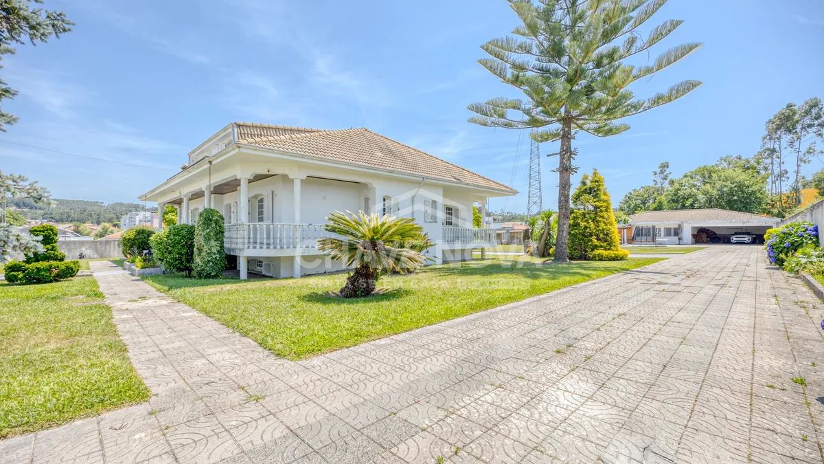 Moradia Isolada V5 c/ Jardim e Garagem em Canelas - 2