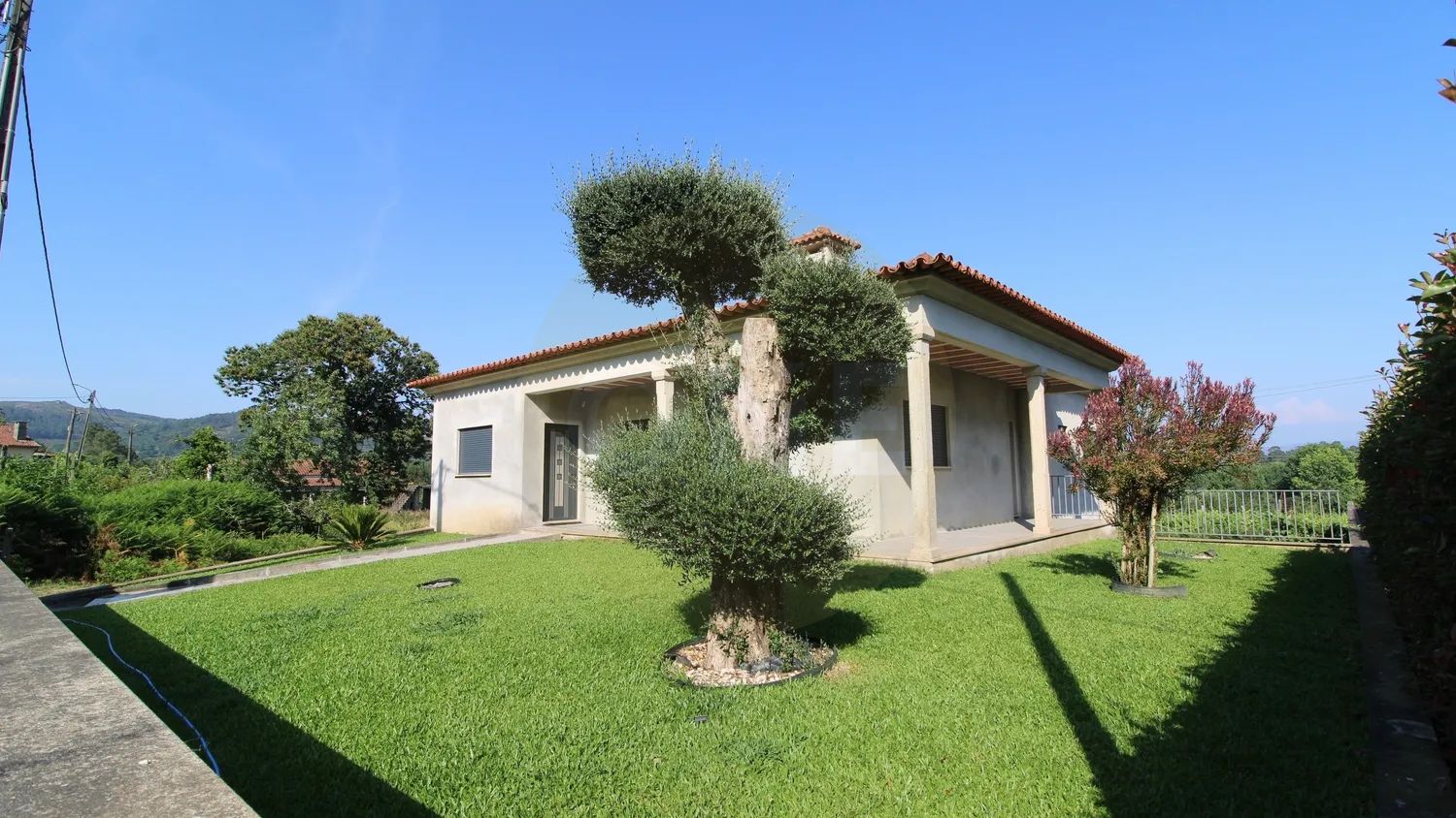 Moradia T3 com Suite e Terreno de 800 m² em Atiães, Vila Verde - 2