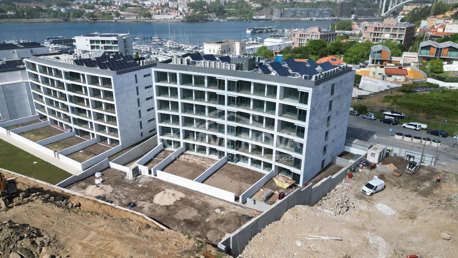 Apartamento T3 Novo c/ Terraço e 2 Lugares de Garagem em Canidelo (Marina Afurada)