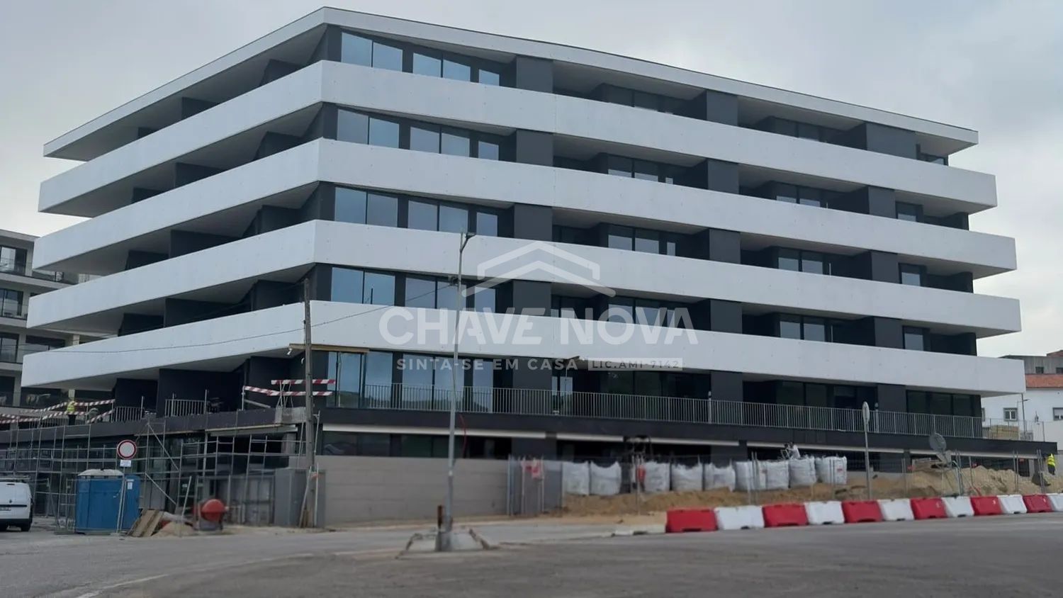 Apartamento T1 Novo c/ Lugar de Garagem em Santa Marinha (VL8)