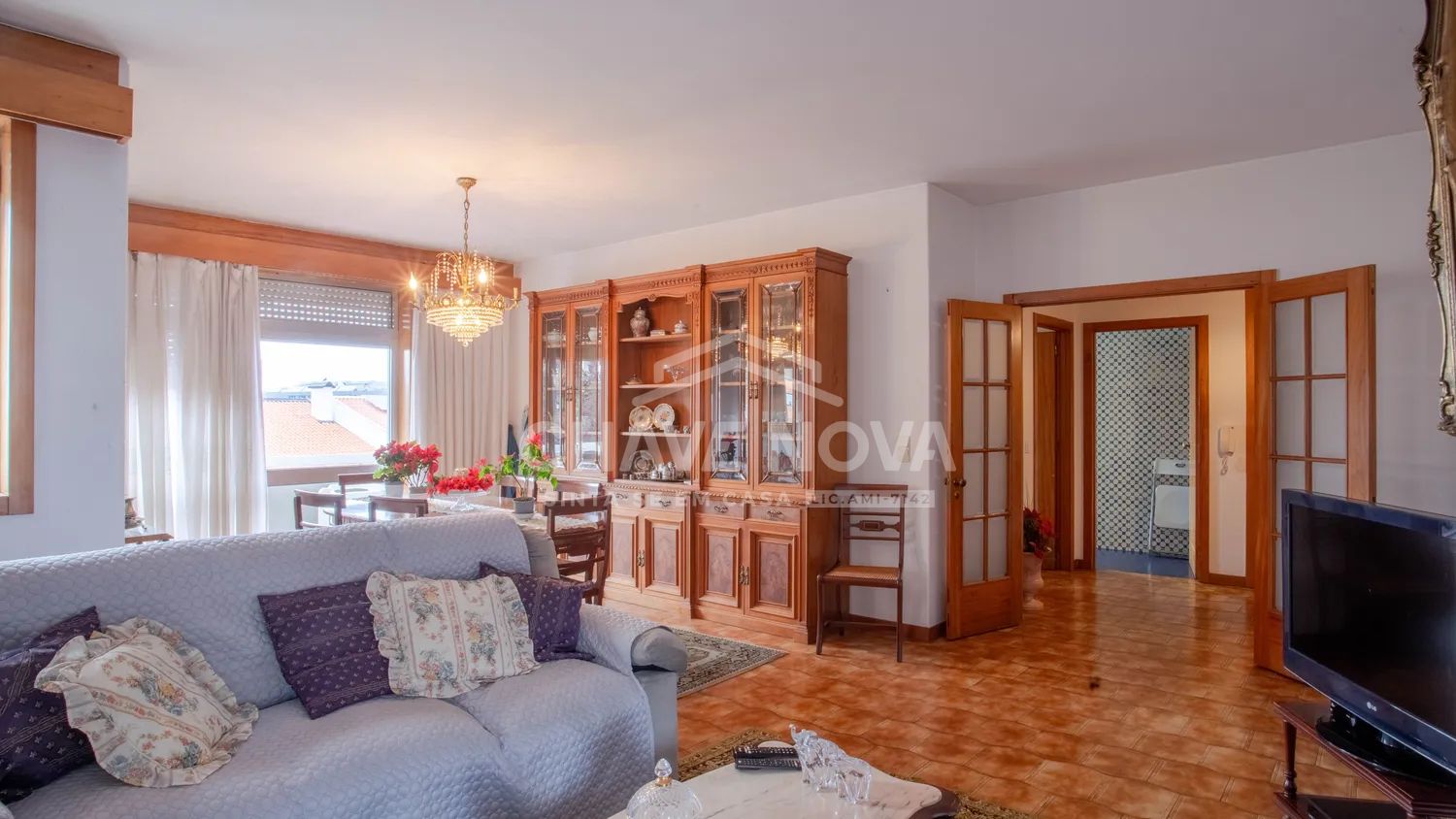 4-bedroom apartment with a 2-car garage across from the Soares dos Reis metro station