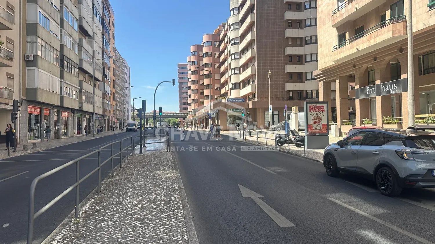 Excelente T3 na Estrada da Luz com Parqueamento e Arrecadação