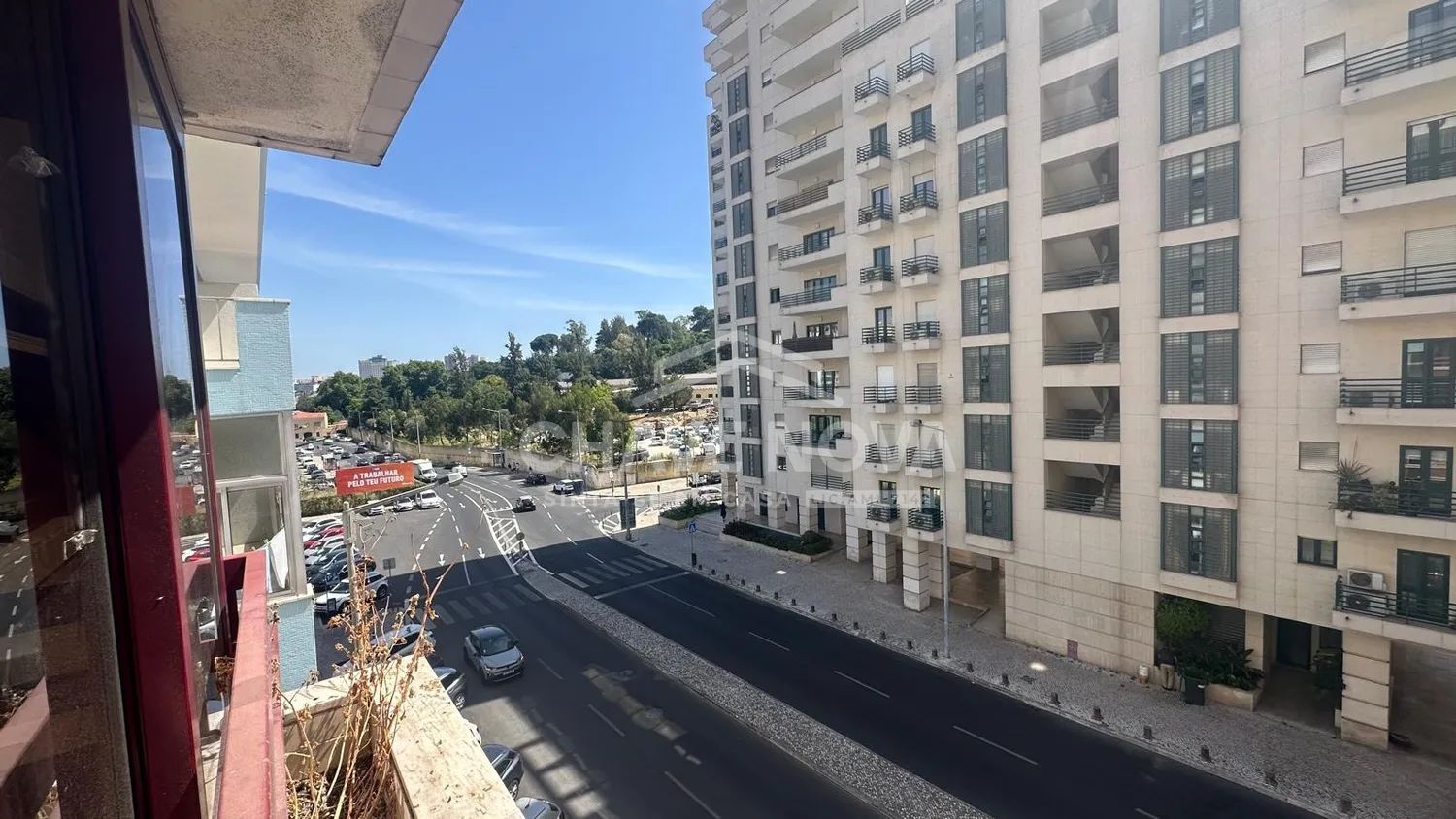 Excelente T3 na Estrada da Luz com Parqueamento e Arrecadação - 2