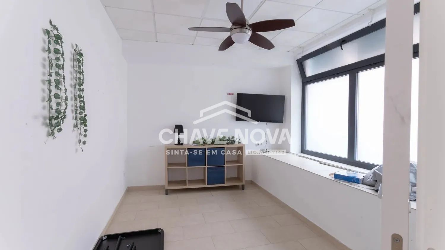 Excelente área comercial, com 6 amplas salas, 5 casas de banho, ótimo hall de entrada e cozinha