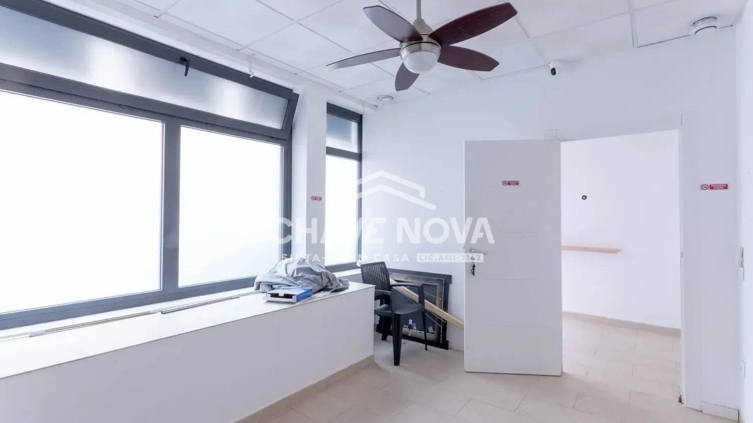 Excelente área comercial, com 6 amplas salas, 5 casas de banho, ótimo hall de entrada e cozinha - 2
