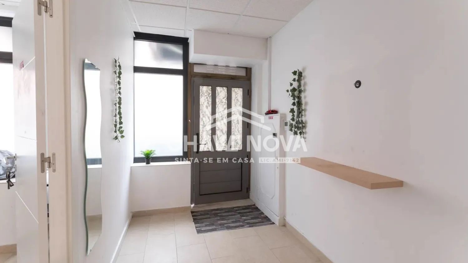Excelente área comercial, com 6 amplas salas, 5 casas de banho, ótimo hall de entrada e cozinha - 3