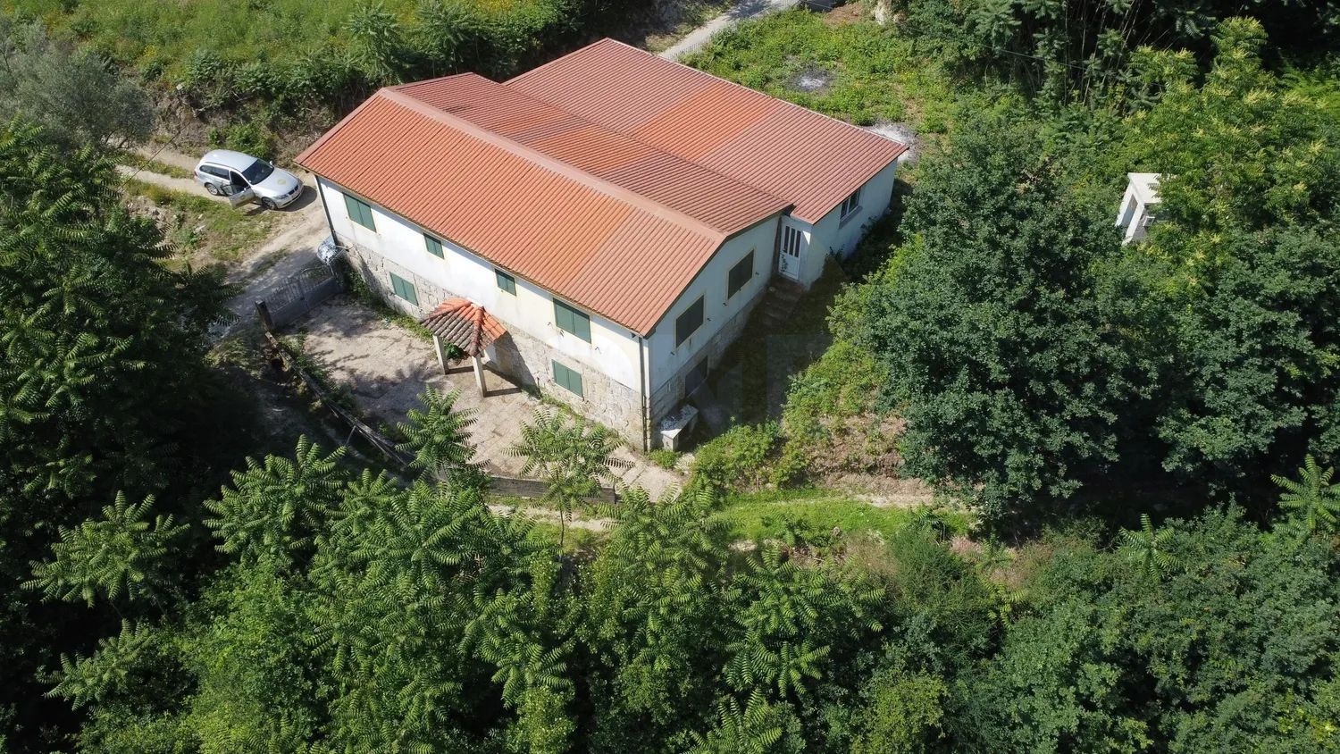 Moradia T4 com 3.600 m² de terreno em Valbom São Pedro, Vila Verde - 2