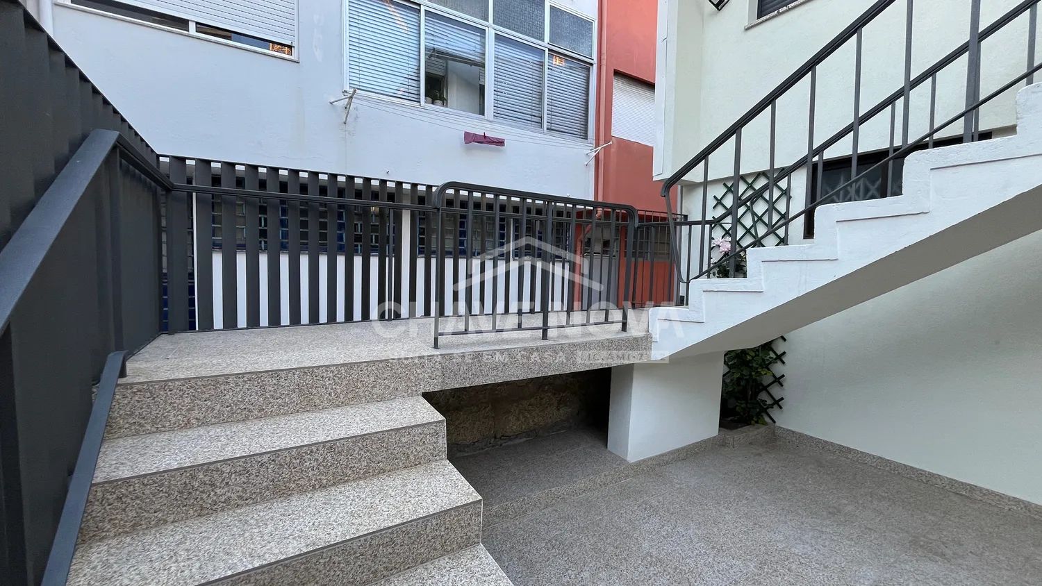 Andar Moradia T2 com Jardim e Varanda junto ao Metro General Torres - 2