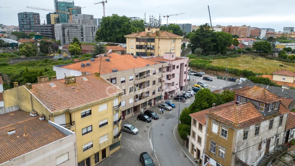 4 Lojas Comerciais em Santa Marinha (Candal)