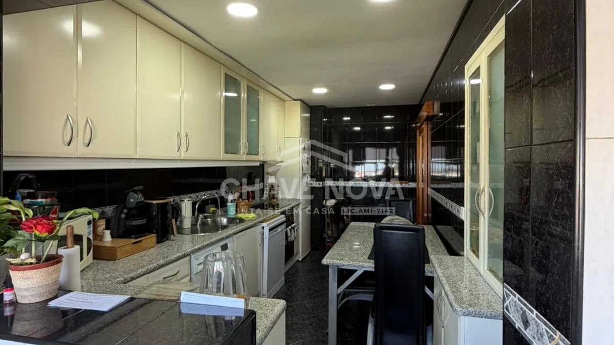 3-Bedroom Apartment in an excellent location next to the Metro and Municipal Swimming Pool with closed garage + storage - 2